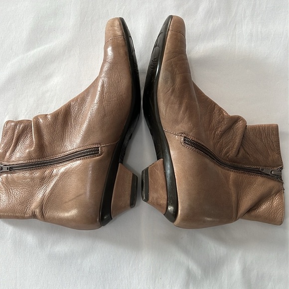 Eric Michael Web Shoemakers Tan Leather SoHo Booties - Picture 9 of 11